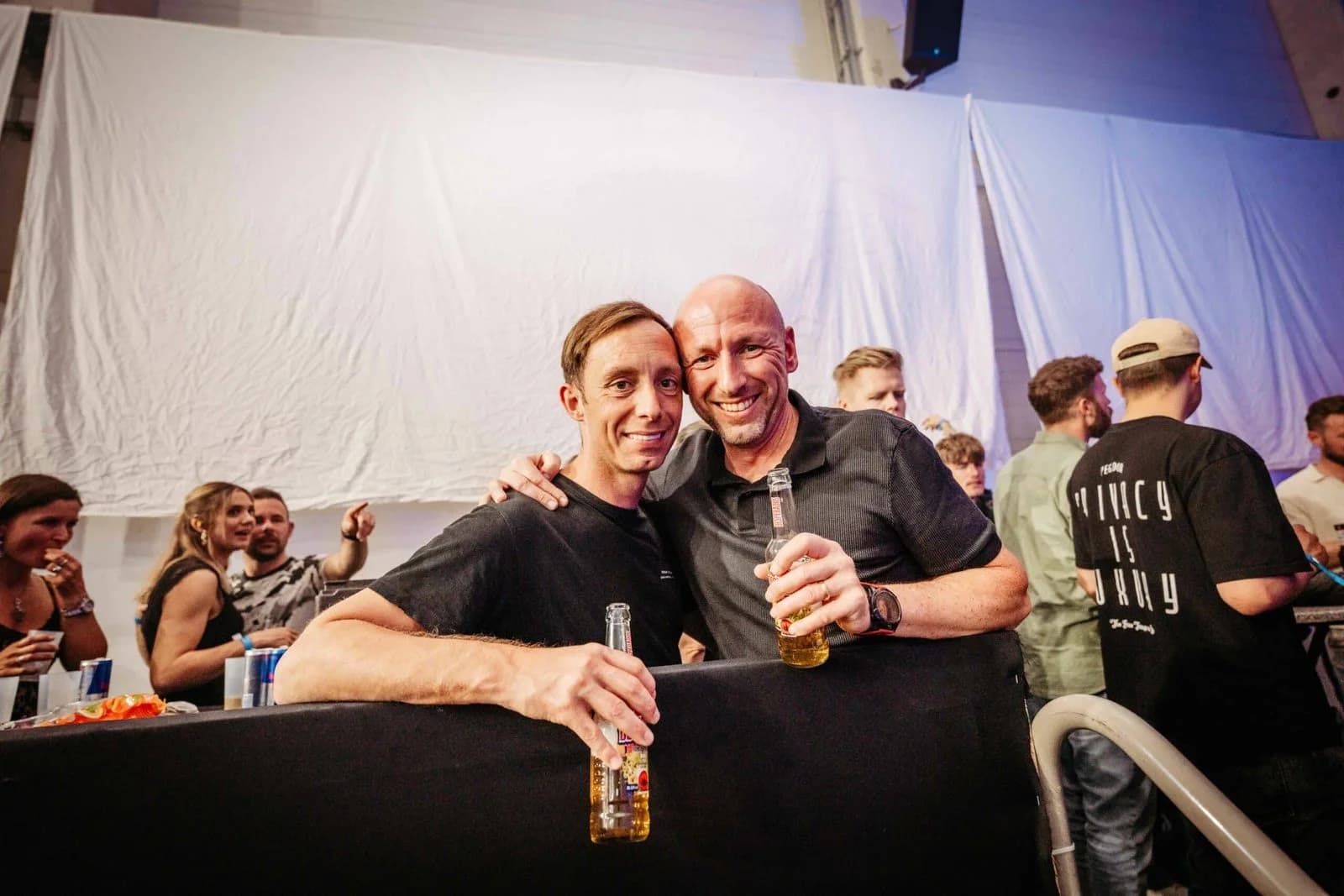 Zwei Freunde mit Bier in der Loge